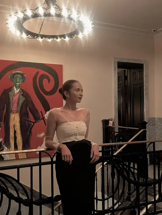 Enzy mendiskripsikan gayanya yang super stylish. Ia memadukan kesan klasik elegan dengan sentuhan cutting kebaya pada atasan yang dikenakannya. [Foto: Instagram/ Enzy Storia]