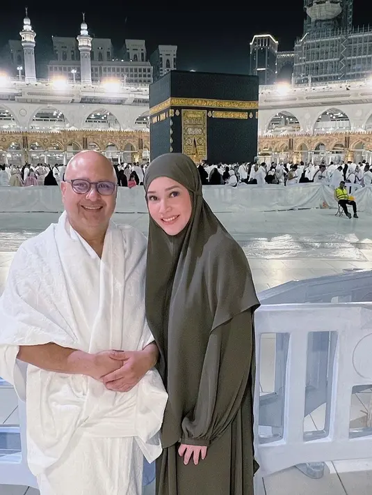 Tak sendirian, Maia Estianty menjalani ibadah umrah kali ini bersama suami tercinta. Mereka pun sempat berfoto bersama. [instagram/maiaestiantyreal]