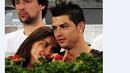 Cristiano Ronaldo bersama sang kekasih, Irina Shayk, saat menonton pertandingan tenis di Madrid, 11 Mei 2012. (AFP/Javier Soriano)