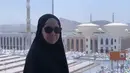 Risty Tagor tampil menawan dengan gamis dan hijab syar’i serba hitam saat merayakan Idul Adha dengan haji di Tanah Suci. [@ristytagor].