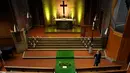 Karpet hijau bergambar lapangan sepak bola dipasang di koridor Gereja Evangelis Emaus di Gelsenkirchen, Jerman, Minggu, 23 Juni 2024. (AP Photo/Alessandra Tarantino)