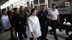Menko PMK, Puan Maharani bersiap melepas pemudik gratis di Stasiun Senen, Jakarta Pusat, Rabu (21/6). Puan sempat menyapa pemudik yang pulang kampung menggunakan KA Gaya Baru tujuan Surabaya. (Liputan6.com/Faizal Fanani)