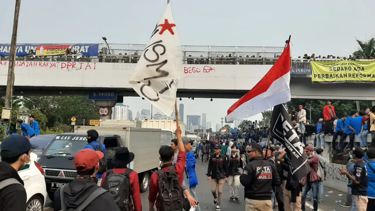 Mahasiswa memblokir tol dalam kota di depan Gedung DPR, Selasa (24/9/2019)