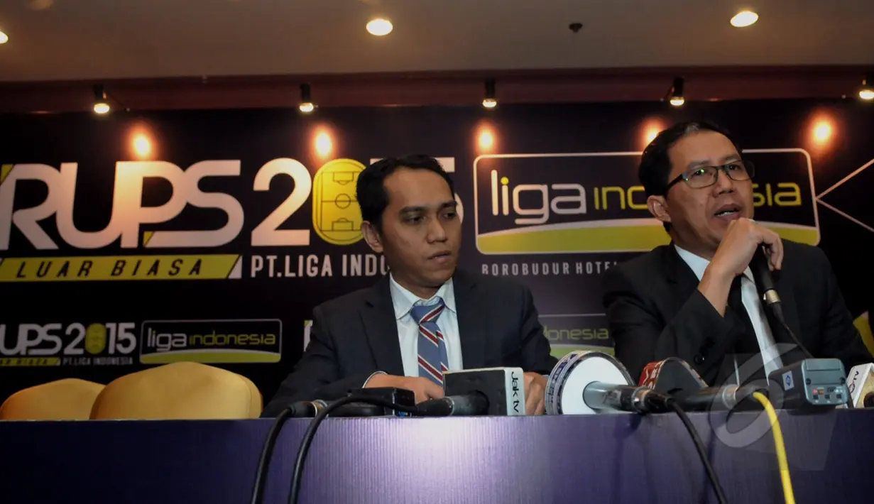Joko Driono (kanan) selaku CEO PT. Liga Indonesia didampingi Tigorshalom (kiri) Sekretaris Umum PT. Liga Indonesia memberikan keterangan kepada media usai menggelar RUPS Liga Indonesia, Jakarta, Rabu (13/5/2015). (Liputan6.com/Andrian M Tunay)