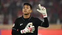 Ardiansyah melakukan selebrasi usai berhasil menahan tendangan pemain Thailand&nbsp;pada babak semifinal Piala AFF U-23 di Stadion Utama Gelora Bung Karno, Jakarta, Jumat (25/7/2025). (Bola.com/Abdul Aziz)