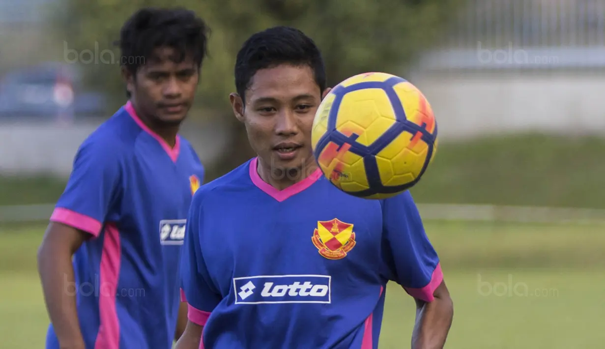 Gelandang Selangor FA, Evan Dimas, mengontrol bola saat latihan di Lapangan SUK, Selangor, Sabtu (3/2/2018). Selangor FA bersiap jelang laga perdana Liga Super Malaysia melawan Kuala Lumpur FA. (Bola.com/Vitalis Yogi Trisna)