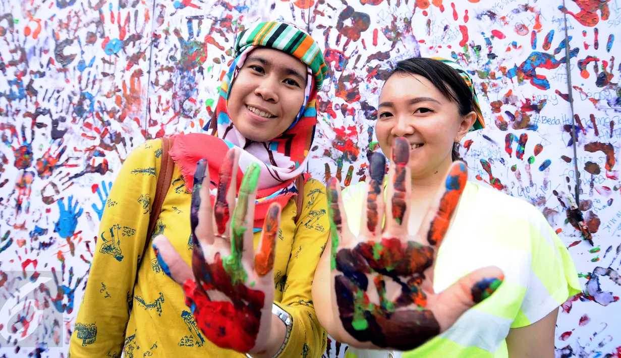 Peserta menunjukkan tangan yang dilumuri cat usai mengikuti Tolerun 2016 di kawasan Jalan Jenderal Sudirman, Jakarta, Minggu (20/11). Ratusan orang berlari merayakan toleransi keberagaman dalam Tolerun 2016. (Liputan6.com/Helmi Fithriansyah) 