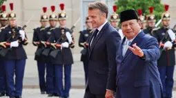 Diketahui, Presiden Prabowo Subianto mendapat undangan langsung dari Presiden Prancis Emmanuel Macron untuk hadir sebagai tamu kehormatan di Bastille Day. (Ludovic MARIN/AFP)