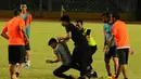 Pihak keamanan mendorong suporter yang lolos masuk ke areal lapangan dan memeluk gelandang Juventus, Andrea Pirlo, di Stadion GBK, Jakarta, (5/8/2014). (Liputan6.com/Helmi Fithriansyah)