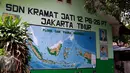 Renovasi gedung Sekolah Dasar Negeri (SDN) Kramat Jati 12, Jakarta, terbengkalai selama dua tahun, Rabu (21/10). Sudin Pendidikan Jakarta Timur mengaku tak memiliki anggaran hingga sekolah itu terbengkalai hampir dua tahun. (Liputan6.com/Yoppy Renato)