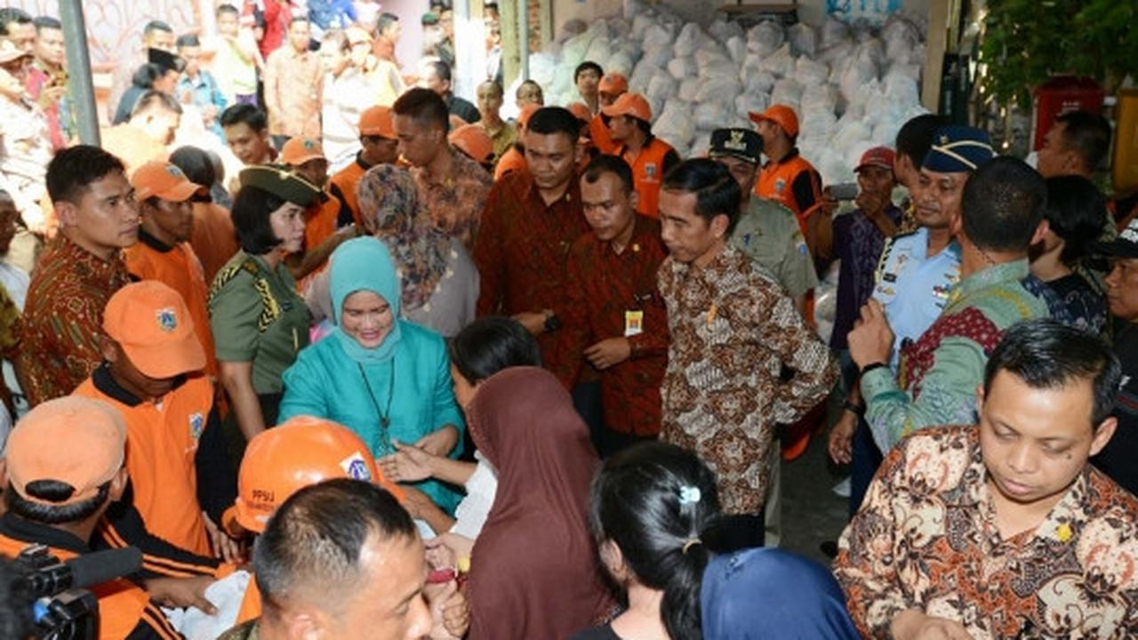 Presiden Jokowi bagi-bagi sembako di Kedoya