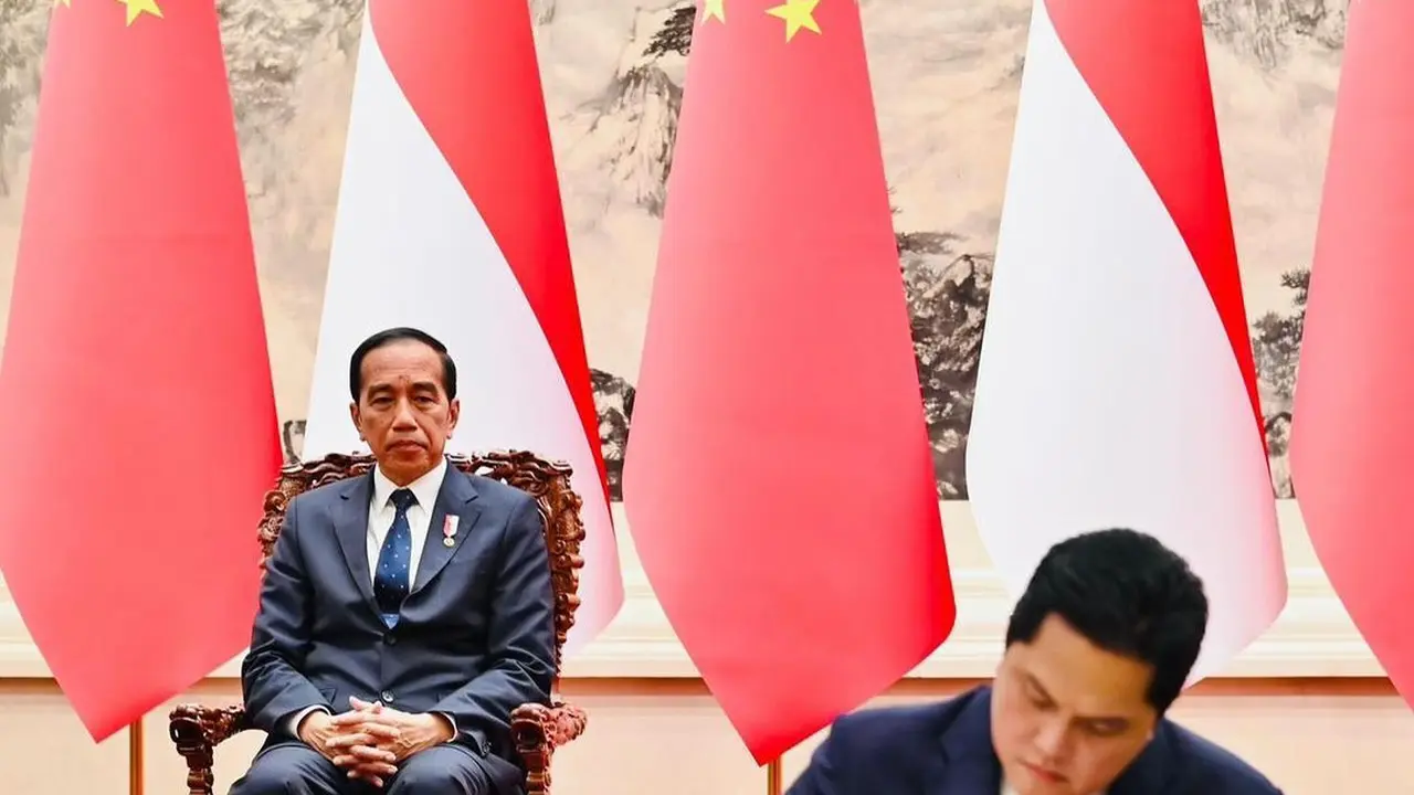 Menteri BUMN Erick Thohir menandatangi sebuah perjanjian dalam kunjungannya mendampingi Presiden Jokowi ke China
