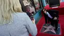 Aktor Norman Reedus (kanan) berpose di atas bintang barunya di Hollywood Walk of Fame untuk pasangannya aktris Diane Kruger (kiri), Los Angeles, Amerika Serikat, 27 September 2022. Penghargaan ini menjadikan Norman Reedus pemeran The Walking Dead pertama yang menerima bintang di landmark ikonik tersebut. (AP Photo/Chris Pizzello)