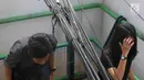 Pejalan kaki melintasi jembatan penyeberangan orang yang terhalang instalasi kabel di Depok, Jawa Barat, Sabtu (8/12). Selain mengganggu kenyamanan, keberadaan instalasi kabel semrawut tersebut membahayakan pejalan kaki. (Liputan6.com/Immanuel Antonius)