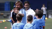 Andrea Pirlo menyapa pemain junior New York City FC di sebuah kamp di New York, AS (23/7/2015). Pirlo akan bermain dengan pemain seperti Frank Lampard dan David Villa di New York City FC. (REUTERS/Mike Segar)