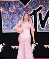 Nicki Minaj tampil dalam balutan bridal gown dengan bustier dan bawahan see-through. Ia juga memadukan dengan veil dan riasan bernuansa senada. Gaun karya Dolce & Gabbana tersebut jadi sorotan karena banyak yang menilau gaun tersebut tidak cocok digunakannya. [Foto: Instagram/ Nicki Minaj]