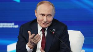 Presiden Rusia Vladimir Putin dalam pertemuan dengan para pakar kebijakan luar negeri di Klub Diskusi Valdai, di resor Laut Hitam Sochi, Rusia, Kamis, (2/10/2025). (Dok. Mikhail Metzel, Sputnik, Foto Pool Kremlin via AP)
