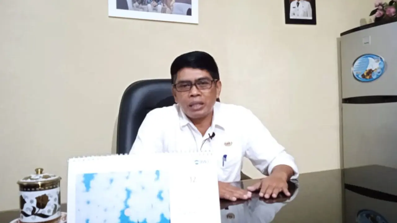 Kepala Dinas Sosial (Dinsos) Garut, Ade Hendarsyah, mengatakan hampir 65 persen penduduk Garut, telah mendapatkan bantuan sosial akibat COVID-19.