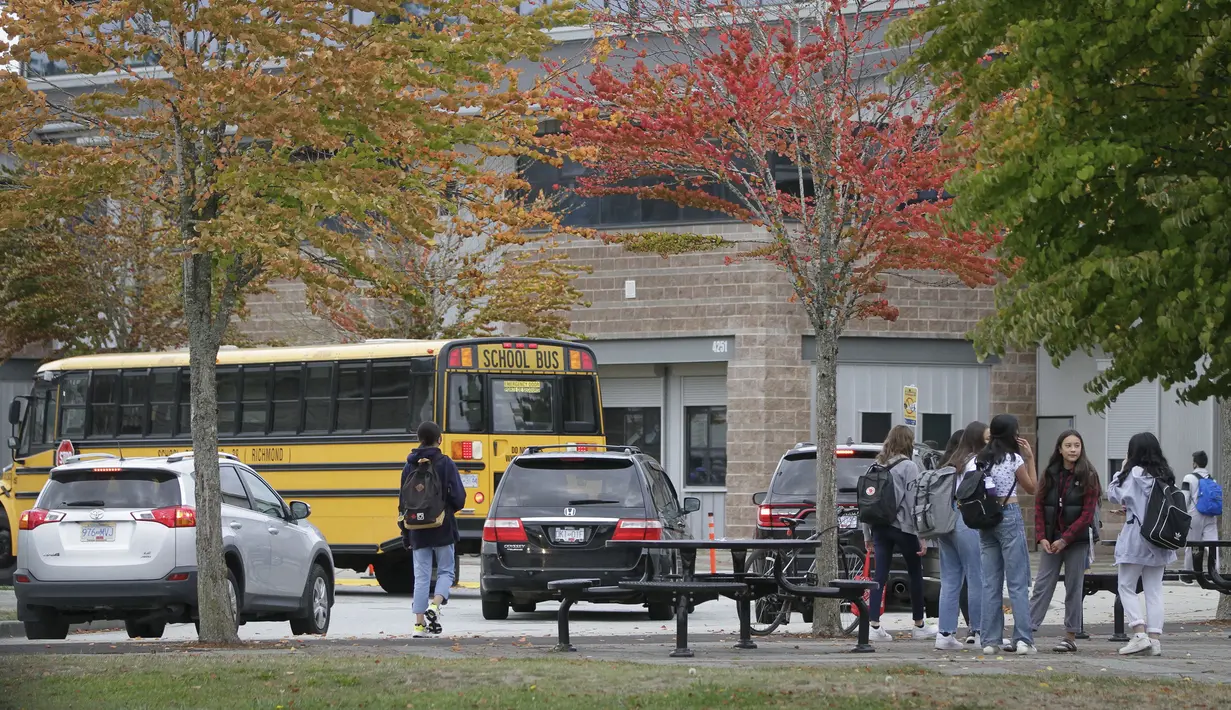 Para siswa masuk sekolah di Vancouver, British Columbia, Kanada, 21 September 2020. Paparan COVID-19 telah dilaporkan di sedikitnya 20 sekolah di British Columbia sejak para siswa kembali belajar di sekolah dua pekan lalu. (Xinhua/Liang Sen)