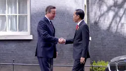 Presiden Joko Widodo (Jokowi) berjabat tangan dengan Perdana Menteri Kerajaan Inggris, David Cameron saat berkunjung ke Kantor Perdana Menteri di Kawasan Downing Street 10, Kota London, Selasa (19/4/2016). (Foto: Laily Rachev/ Setpres) 