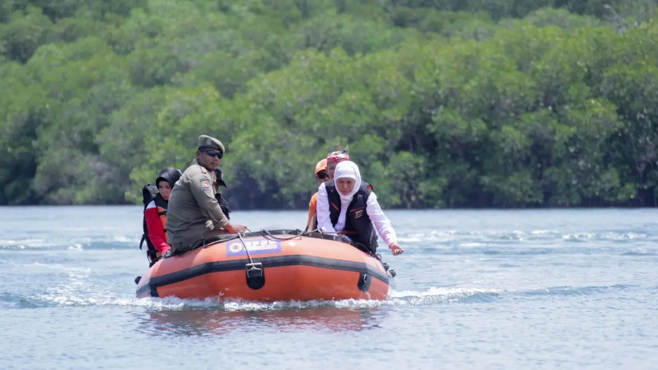 Gubernur Jawa Timur Khofifah Indar Parawansa  menikmati Pantai Sijile Situbondo dengan menaiki perahu karet. (Istimewa).