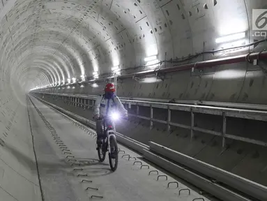 Pekerja menggunakan sepeda mengecek pembangunan proyek Mass Rapid Transit (MRT) di Jakarta, Kamis (19/10). Pembangunan MRT fase 1 (Lebak Bulus-Bundaran HI) per September 2017 telah mencapai 80,5 persen. (Liputan6.com/Immanuel Antonius)