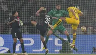 Bek Borussia Dortmund, Mats Hummels (kanan) mencetak gol ke gawang PSG lewat sundulan kepala pada laga leg kedua semifinal Liga Champions 2023/2024 di Parc des Princes Stadium, Paris, Rabu (7/5/2024). (AP Photo/Frank Augstein)