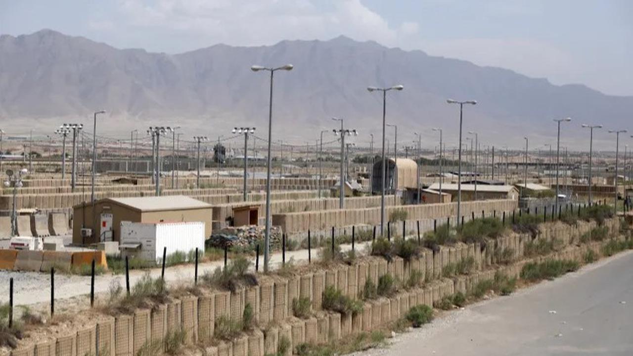 Pangkalan udara Bagram setelah militer AS meninggalkan pangkalan tersebut, di provinsi Parwan, utara Kabul, Afghanistan, pada tahun 2021