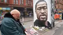 Seniman lokal Elton Dalo membuat sebuah karya seni berdasarkan mural George Floyd di Manchester tengah, Inggris (4/6/2020). George Floyd tewas kehabisan napas saat dalam penahanan pihak kepolisian Negara Bagian Minnesota, wilayah Midwest Amerika Serikat, pada pekan lalu. (Xinhua/Jon Super)