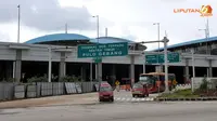 Terlihat angkot dan Busway keluar dari terminal Pulo Gebang (Liputan6.com/Panji Diksana).