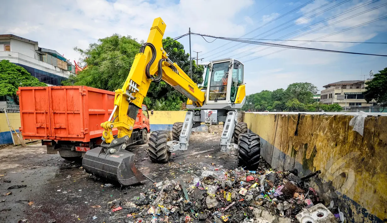 Petugas menggunakan alat berat eskavator spider membersikan sampah di sodetan Kali Sekretaris, Jakarta, Kamis (9/4/2015). Tampilan dan bentuk alat pengeruk sampah ini mirip dengan binatang laba-laba. (Liputan6.com/Faizal Fanani)