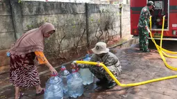 Petugas mendistribusikan air bersih kepada warga RW 05, Kelurahan Lenteng Agung, Jagakarsa, Jakarta Selatan, Selasa (22/9/2026). Penyaluran dilakukan untuk membantu memenuhi kebutuhan air bersih warga yang terdampak kekeringan. (KLY/Budy Santoso)