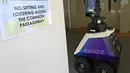 Robot berpatroli di distrik perbelanjaan dan perumahan selama uji coba di Singapura, Senin (6/9/2021). Xavier memiliki bidang penglihatan 360 derajat, suspensi yang lebih baik, perangkat lunak pengenalan wajah dan dapat melihat dalam gelap. (ROSLAN RAHMAN/AFP)