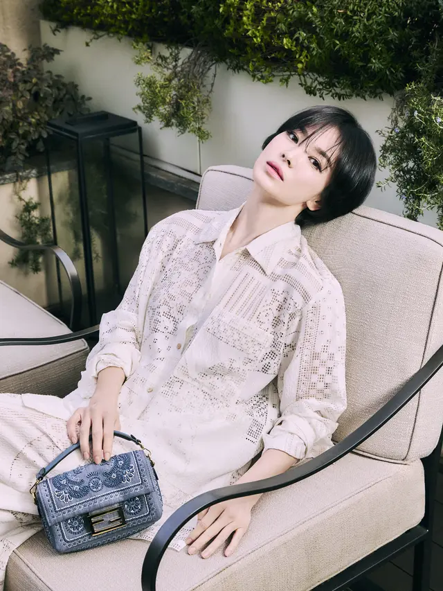 Pesona Awet Muda Song Hye Kyo Tampil dengan Pixie Cut di Kampanye Fendi Summer 2025, Tas Denim Rp49 Juta Jadi Sorotan