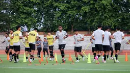 Kapten Timnas Indonesia U-17, Iqbal Gwijangge (tengah) dan rekannya melakukan pemanasan saat latihan resmi menjelang laga penentu Grup A Piala Dunia U-17 2023 di Stadion Gelora 10 November, Tambaksari, Surabaya, Rabu (15/11/2023). (Bola.com/Bagaskara Lazuardi)