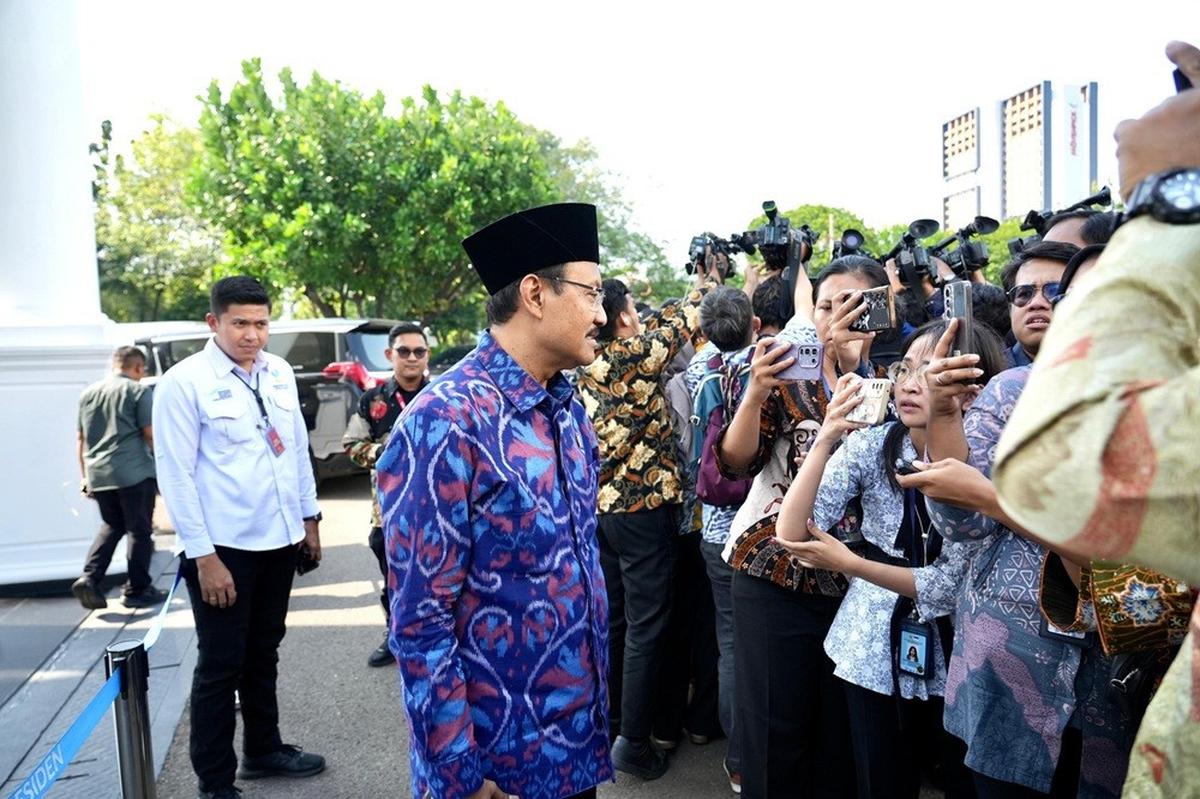 Menteri Sosial Saifullah Yusuf (Gus Ipul) usai mengikuti rapat terbatas dengan Presiden di Istana Negara
