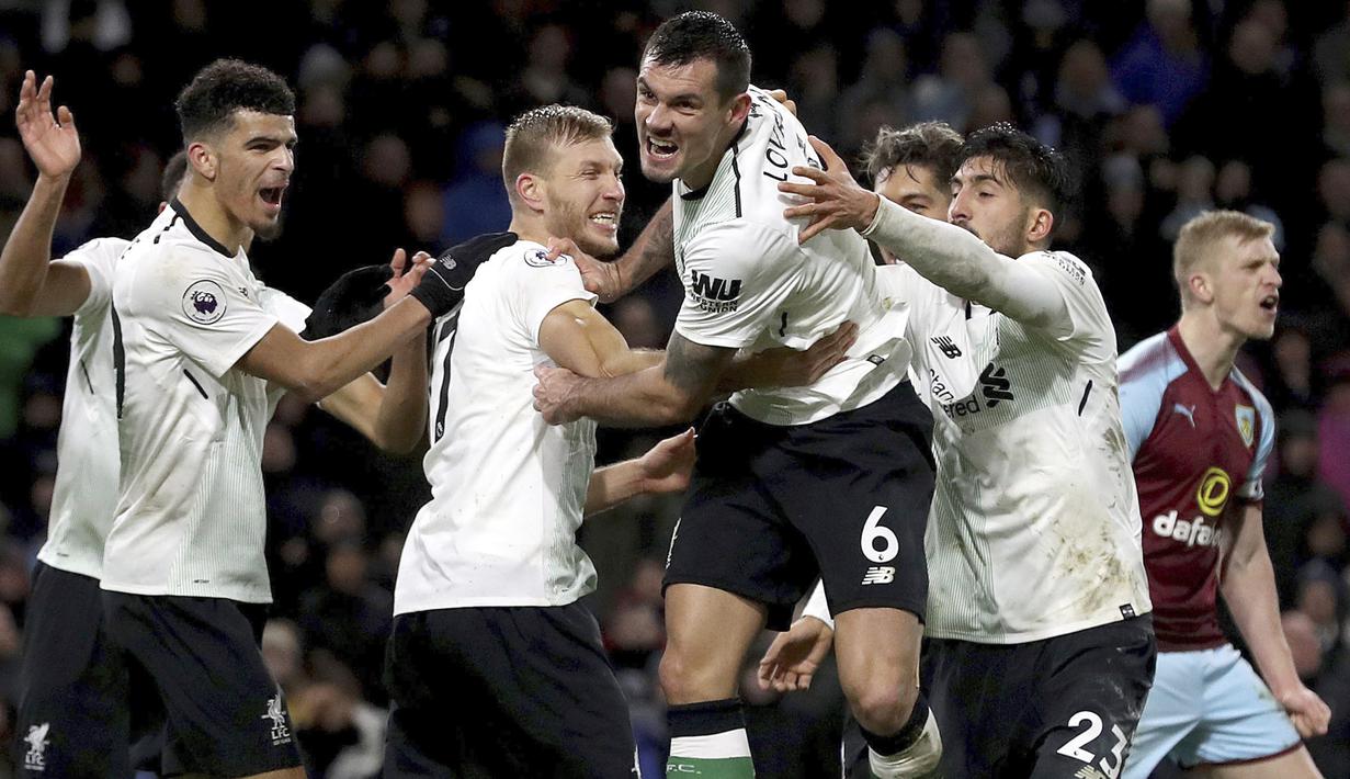 Para pemain Liverpool merayakan gol Dejan Lovren (tengah) saat melawan Burnley FC pada lanjutan Premier League di Turf Moor, Burnley, (1/1/2018). Liverpool menang 2-1 atas Burnley. (Martin Rickett/PA via AP)