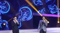 Yovie and Nuno membawakan lagunya yang sudah tidak asing lagi ditelinga para penonton yang hadir.  (Foto: Nurwahyunan/Bintang.com)