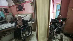 Nihad Jarboa (37) dan istrinya Zeinab (35), warga Palestina yang hidup dengan cacat fisik sejak masa kanak-kanak berada di rumah mereka di kamp pengungsi Rafah di Jalur Gaza selatan, pada 19 Juli 2020.  Suami dan istri tersebut tinggal dengan dua anaknya di rumah satu kamar. (AFP Photo/Said Khatib)