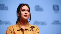 Istri dari Hamish Daud ini merilis single baru berjudul "Kembali". Raisa tampak menawan dengan atasan kuning yang membuatnya tampil segar. Raisa rupanya tak bisa lama-lama menahan rindu untuk berkarya kembali di dunia hiburan (Deki Prayoga/Kapanlagi)