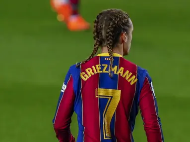 Penyerang Barcelona, Antoine Griezmann dengan gaya rambut kepand duanya saat berhadapan dengan Real Sociedad pada pertandingan lanjutan La Liga Spanyol di stadion Camp Nou di Barcelona, Spanyol, Kamis (17/12/2020). Barcelona menang atas Sociedad 2-1. (AP Photo/Joan Monfort)