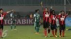 Pemain Persipura merayakan gol ke gawang PS TNI saat laga lanjutan Torabika Soccer Championship presented by IM3 Ooredoo di Stadion Pakansari Kab Bogor, Minggu (19/6). Persipura unggul 3-1 atas PS TNI. (Liputan6.com/Helmi Fithriansyah)
