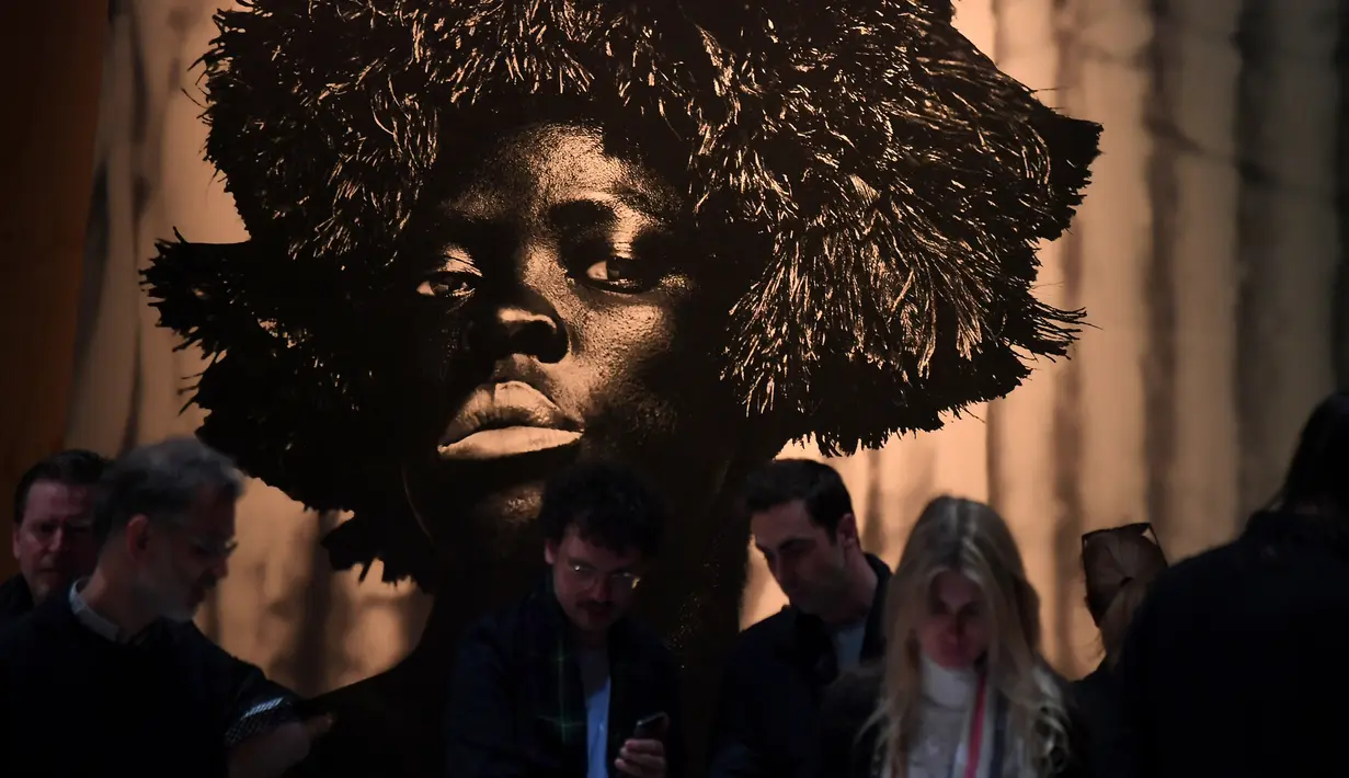 Karya seni berjudul 'Faniswa, Sea Point, Cape Town, 2016' buatan seniman Afrika Selatan Zanele Muholi terlihat saat pratinjau pers menjelang pembukaan pameran International Venice Biennale di Venesia, Italia, Rabu (8/5/2019). (TIZIANA FABI/AFP)