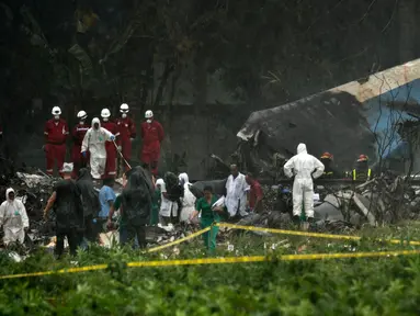 Tim penyelamat menyusuri bangkai pesawat Boeing 737 yang jatuh di Havana, Kuba, Jumat (18/5). Lebih dari 100 orang meninggal akibat insiden tersebut. (AP Photo/Ramon Espinosa)