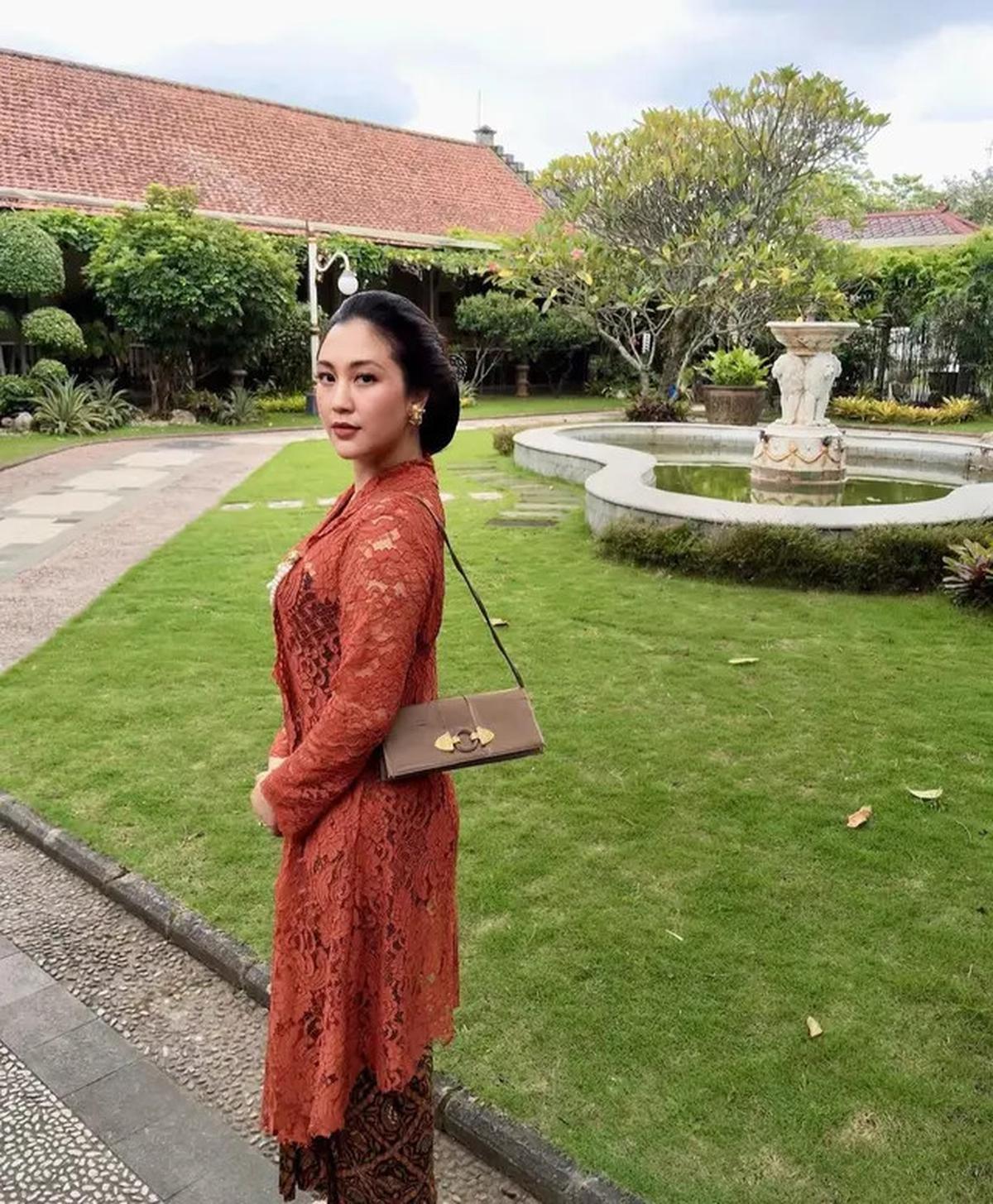 Kebaya sampai Dress Kotak-Kotak, Ini Gaya Taman ala Sherina Munaf yang Bikin Adem