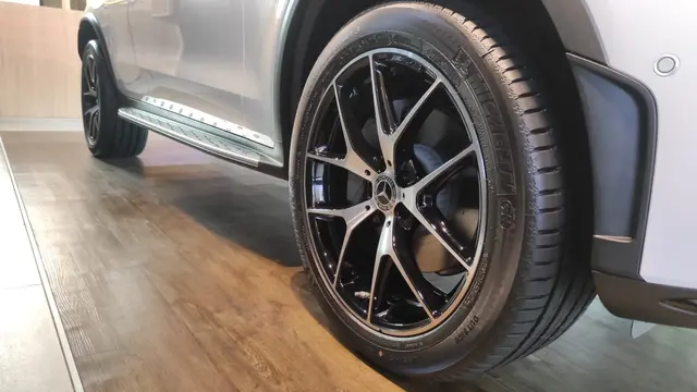 Ban Mercedes-Benz 200 AMG Line Night Edition berukuran 20 inchi, yang mengusung pelek alloy yang ringan dan aksen hitam(Arief A/Liputan6.com)