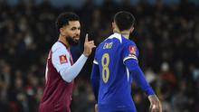 Douglas Luiz (kiri) dan Enzo Fernandez (kanan) beradu argumen saat Aston Villa menjamu Chelsea pada laga ulangan putaran keempat Piala FA 2023/2024, Kamis (8/2/2024) dini hari WIB.&nbsp;(AP Photo/Rui Vieira)