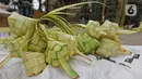 Kulit ketupat dijajakan di kawasan Cibubur, Jakarta, Rabu (30/7/2020). Pedagang musiman menjelang Idul Adha tersebut menjual kulit ketupat dengan harga Rp 10 ribu, sedangkan ketupat yang siap untuk dihidangkan seharga Rp 30 ribu. (Liputan6.com/Herman Zakharia)