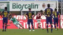 Pemain AC Milan Hakan Calhanoglu  mencetak gol ke gawang AS Roma pada laga Serie A di Stadion San Siro, Minggu (28/6/2020). AC Milan menang 2-0 atas AS Roma. (AP/Luca Bruno)