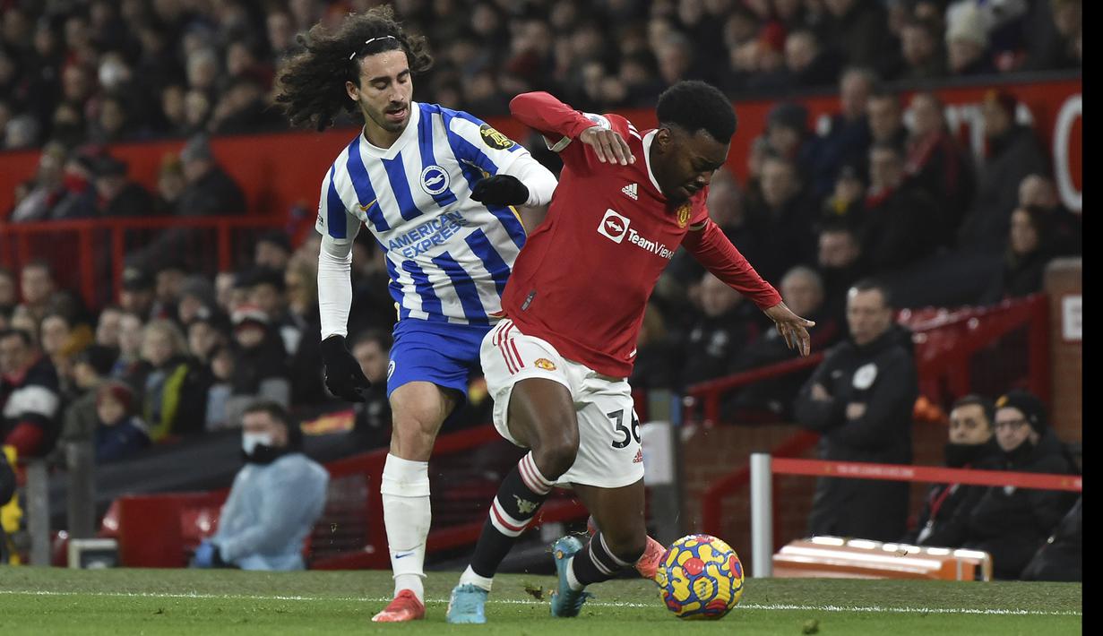 MU membuka laga dengan penampilan yang kurang baik. Mereka terlihat kesulitan untuk mengembangkan permaianan. Bahkan, Setan Merah sempat hampir kebobolan di menit kelima usai Anthony Elanga (kanan) melakukan kesalahan. Untung, bola masih mampu dihentikan De Gea. (AFP/Paul Ellis)